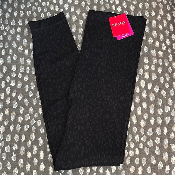 SPANX Pants - NWT SPANX Black patterned leggings